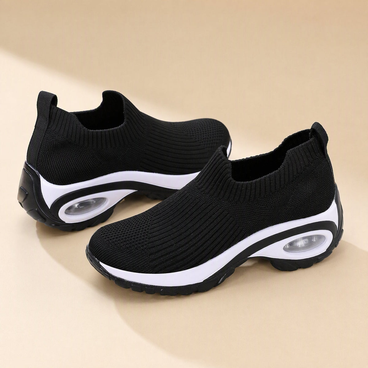 Women's low-top mesh running shoes with a fabric upper, round toe, and front tie
