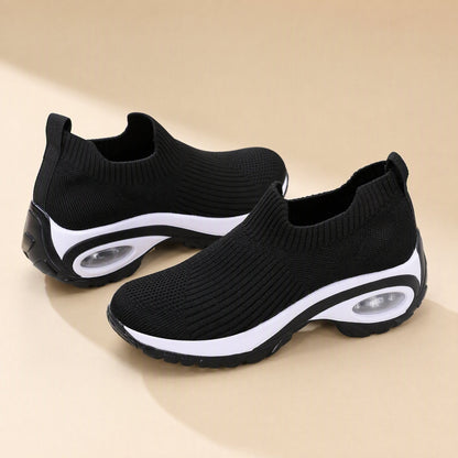 Women's low-top mesh running shoes with a fabric upper, round toe, and front tie