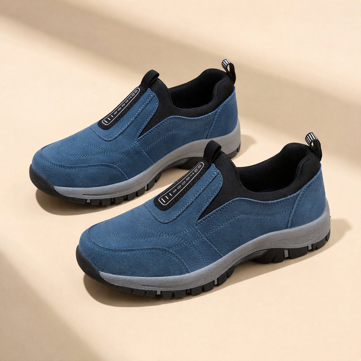Fleetmesh low-top running shoes with a PU-and-mesh upper and color-matched pattern