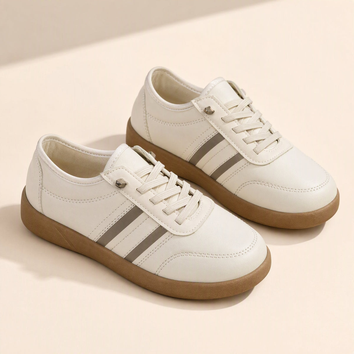 Women's low-top sports shoes with front ties and a round toe