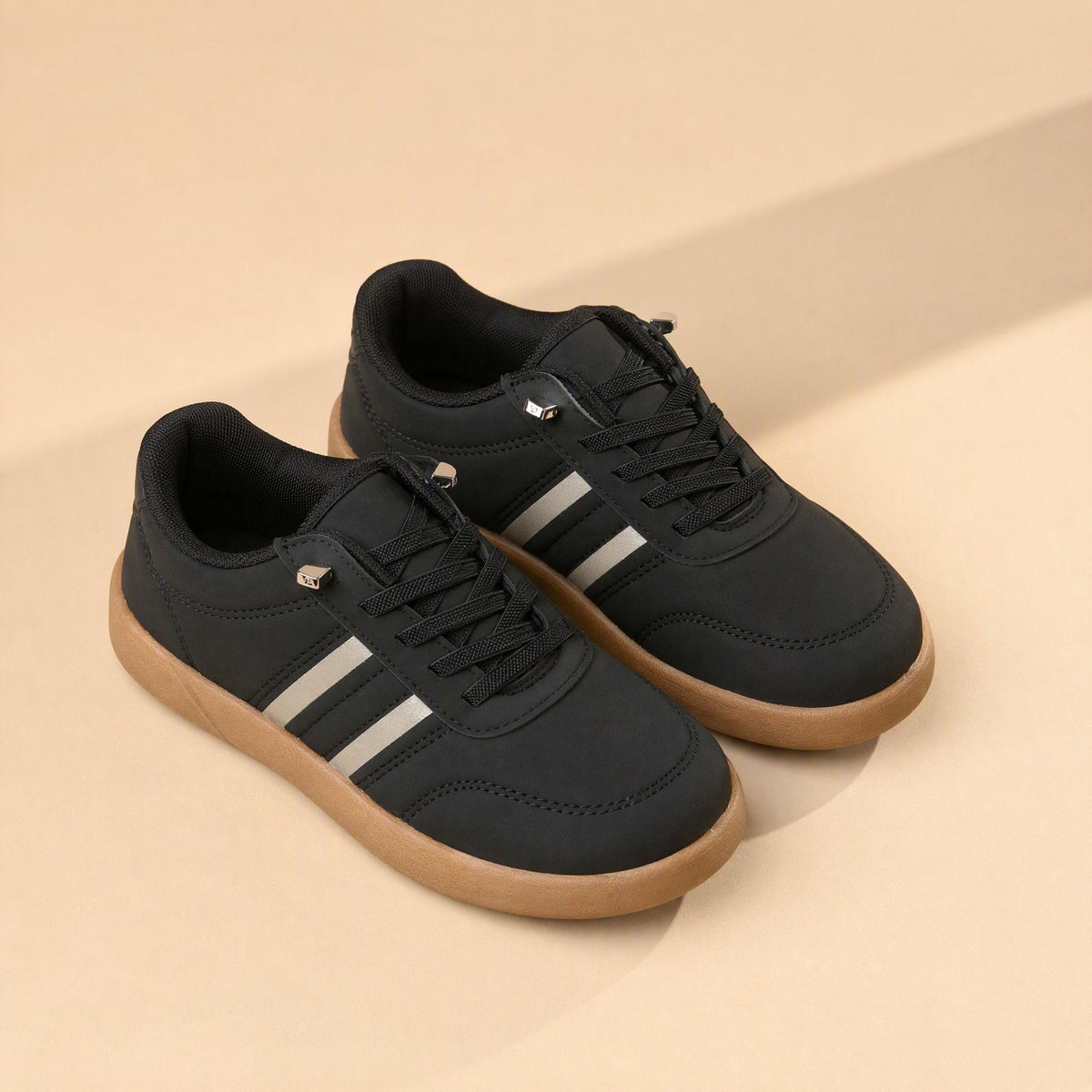 Women's low-top sports shoes with front ties and a round toe - view 3