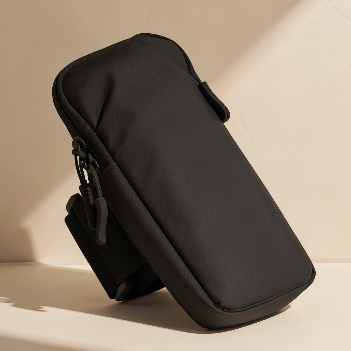 PU leather running phone arm bag with geometric pattern and polyester lining - view 4