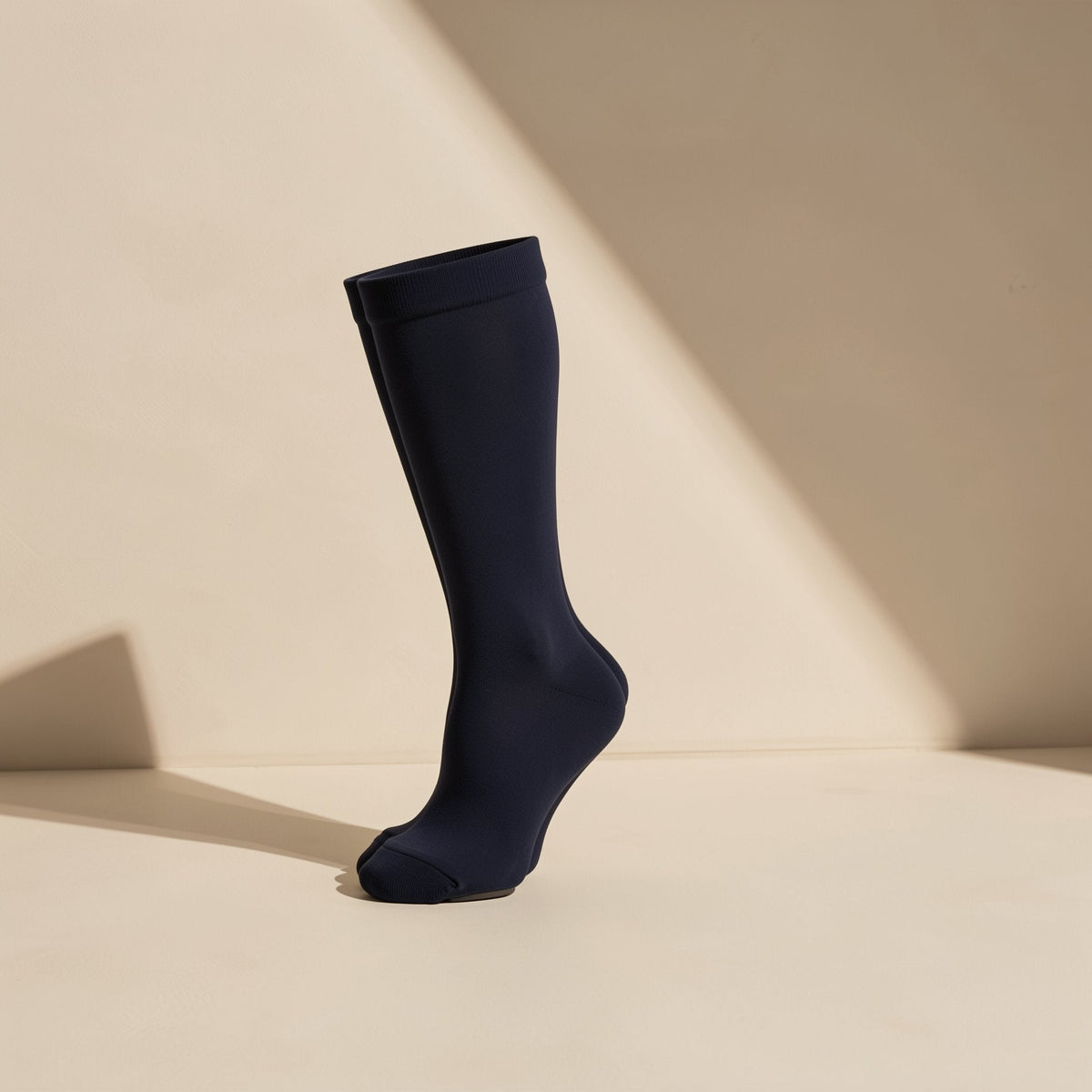 Calf-height polyester sports compression socks with a polka-dot pattern - view 5